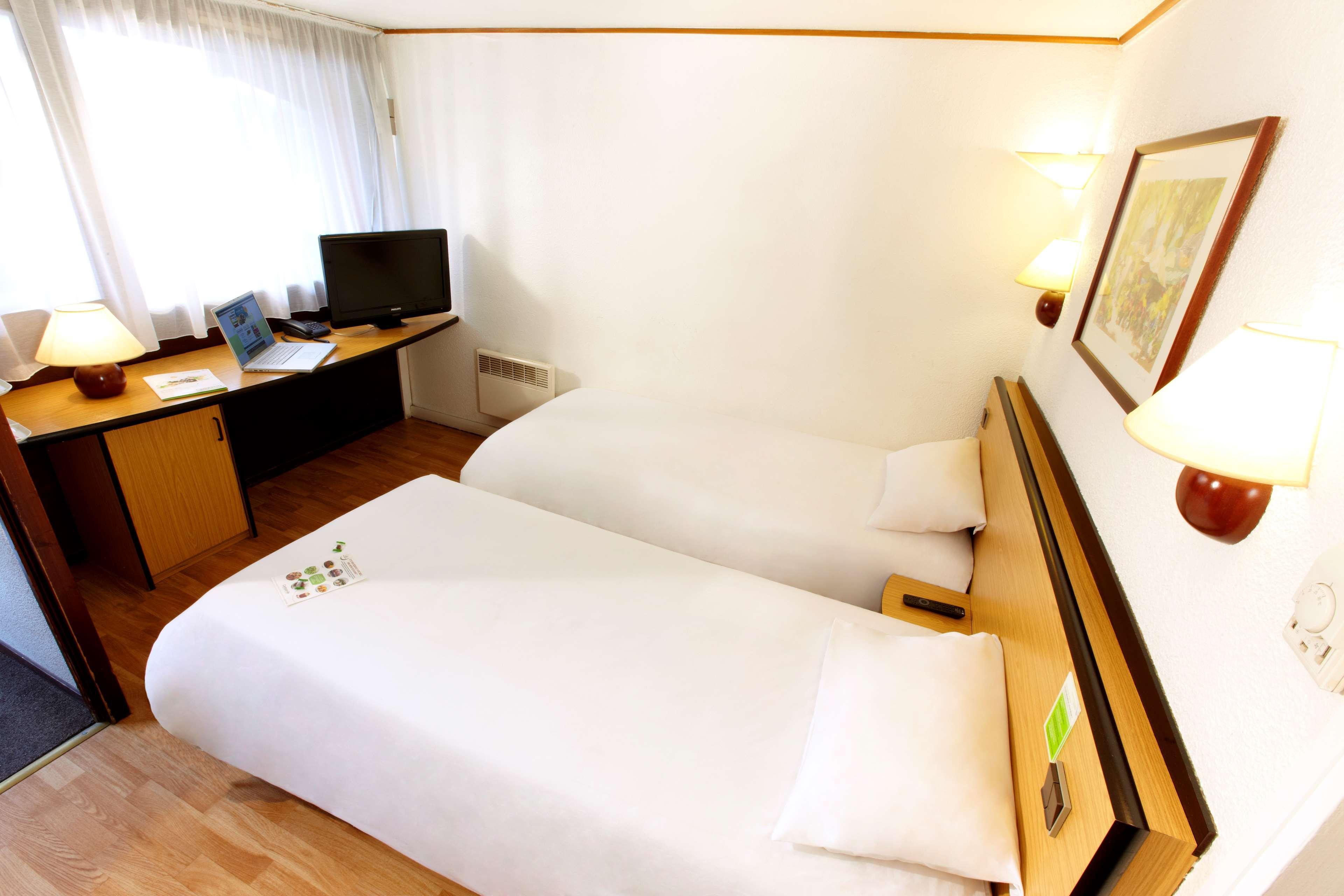 Hotel Campanile Lille Sud - Douai Cuincy Exterior foto