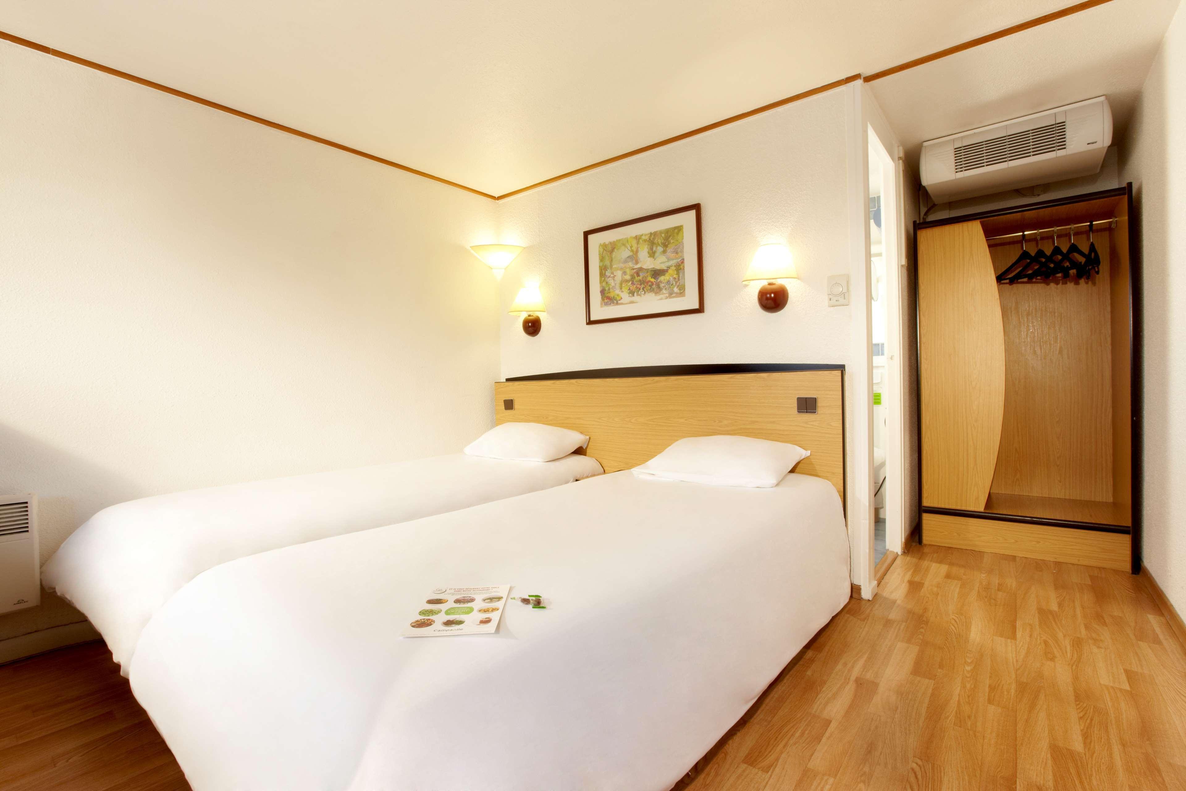 Hotel Campanile Lille Sud - Douai Cuincy Exterior foto