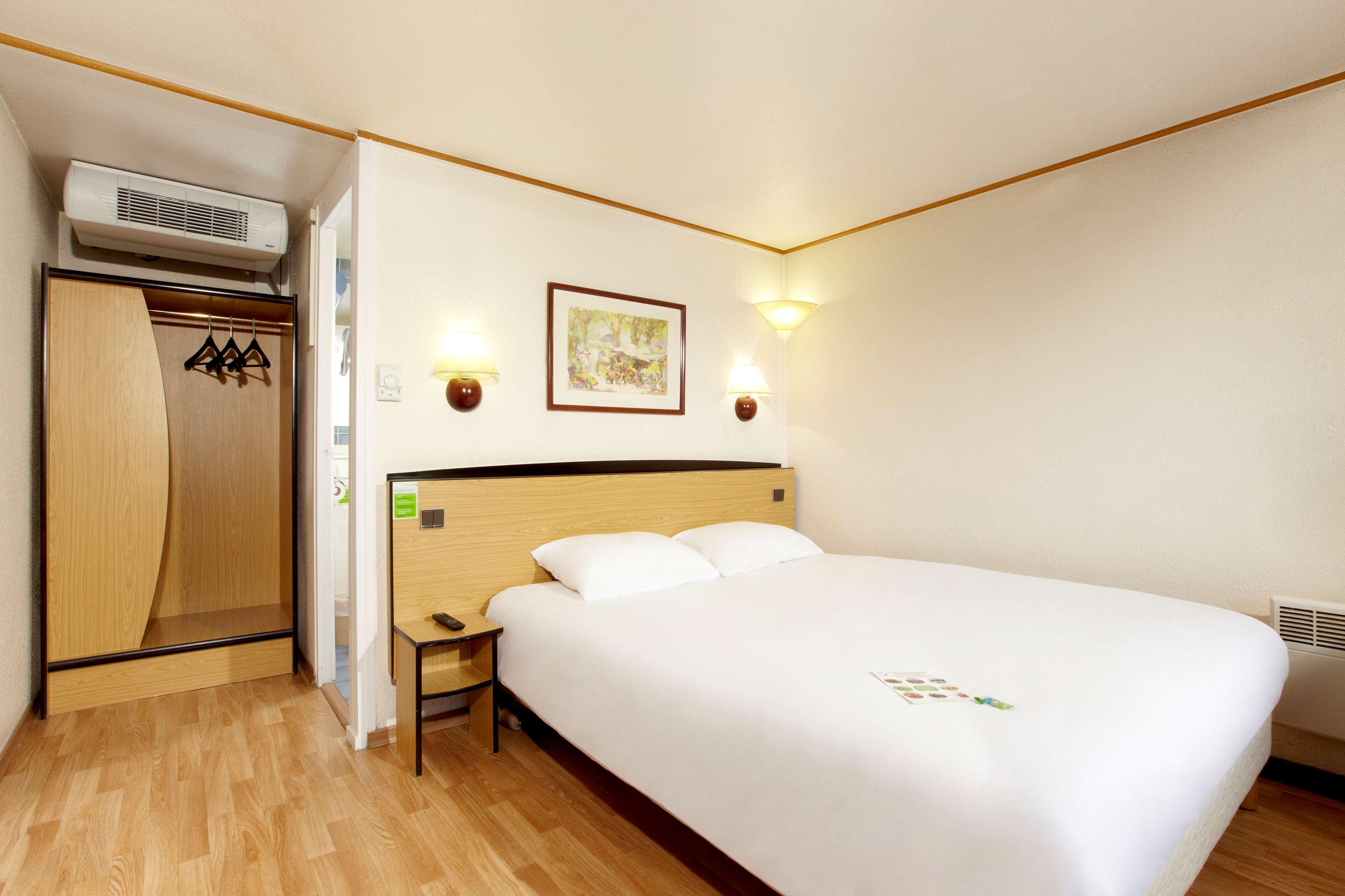 Hotel Campanile Lille Sud - Douai Cuincy Exterior foto