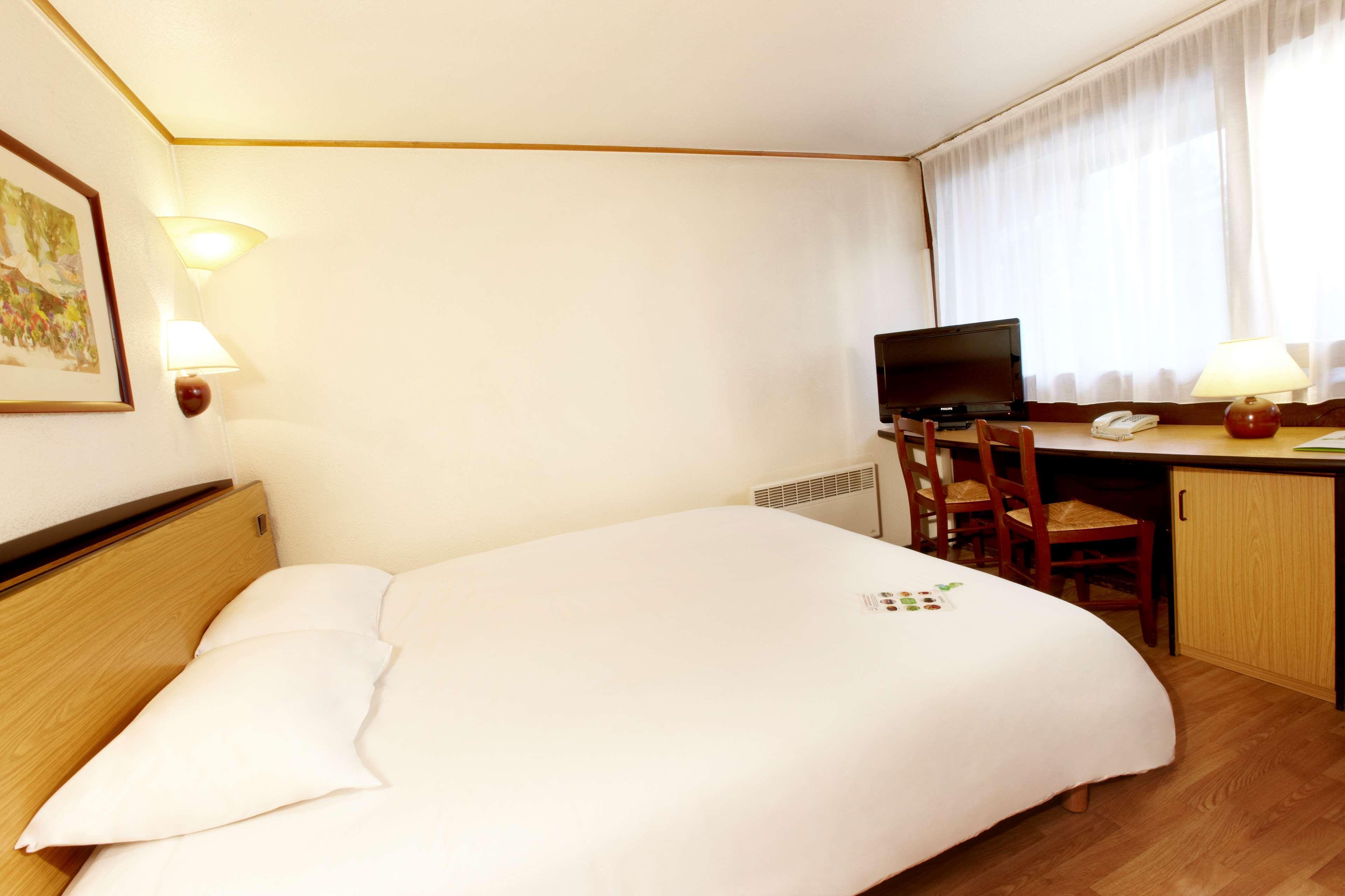 Hotel Campanile Lille Sud - Douai Cuincy Exterior foto