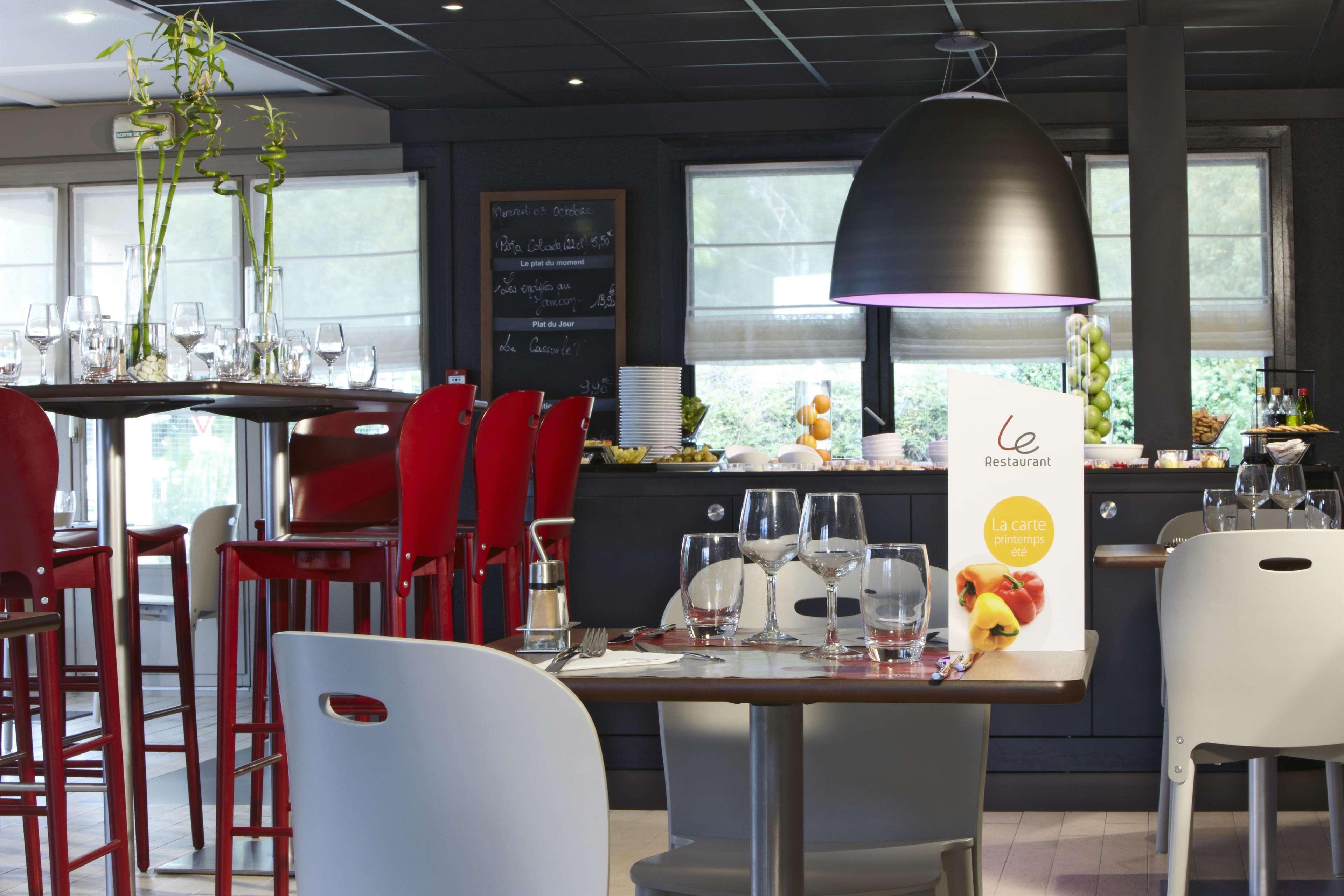 Hotel Campanile Lille Sud - Douai Cuincy Exterior foto